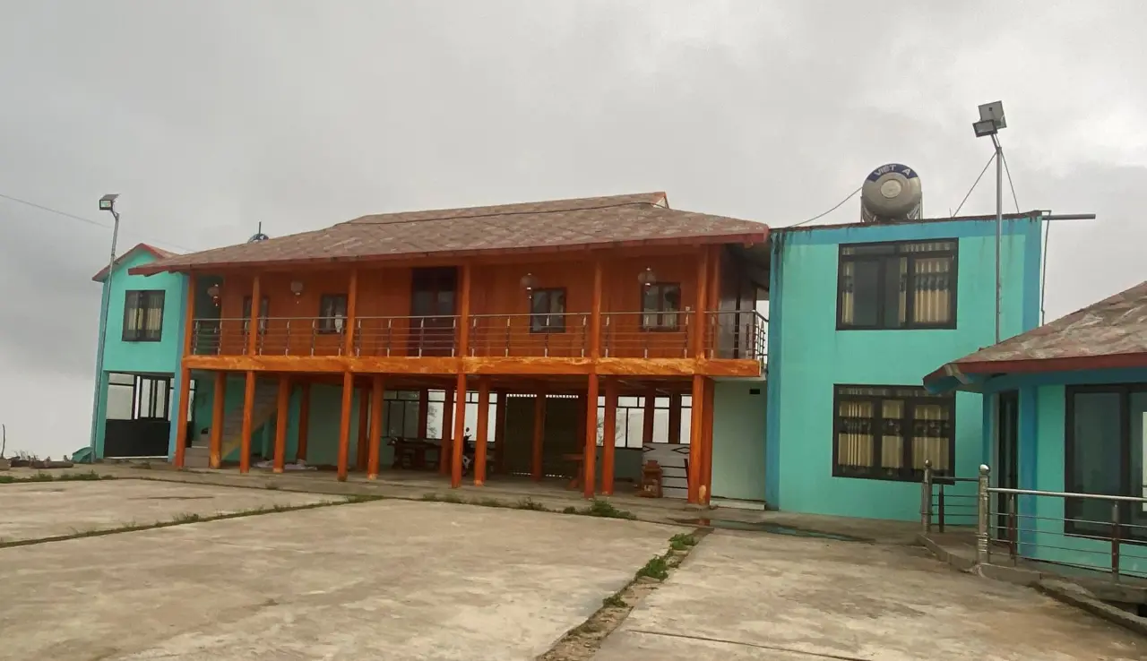 Công trình có vị trí đẹp nhưng kiến trúc không tương xứng và chắp vá (Canh Ha Homestay)