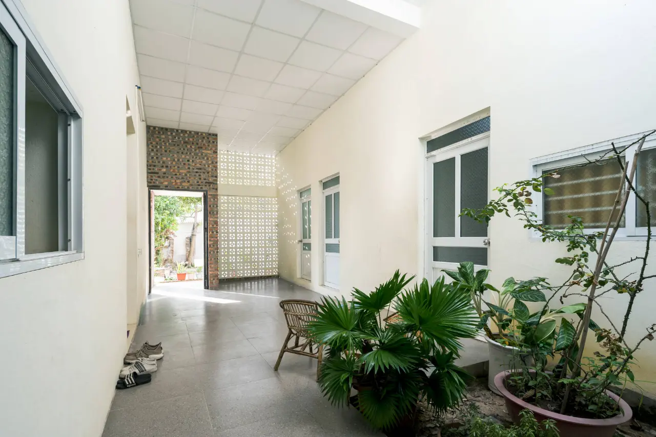 Sảnh hành lang rộng rãi, kết nối không gian chung và riêng tư của công trình