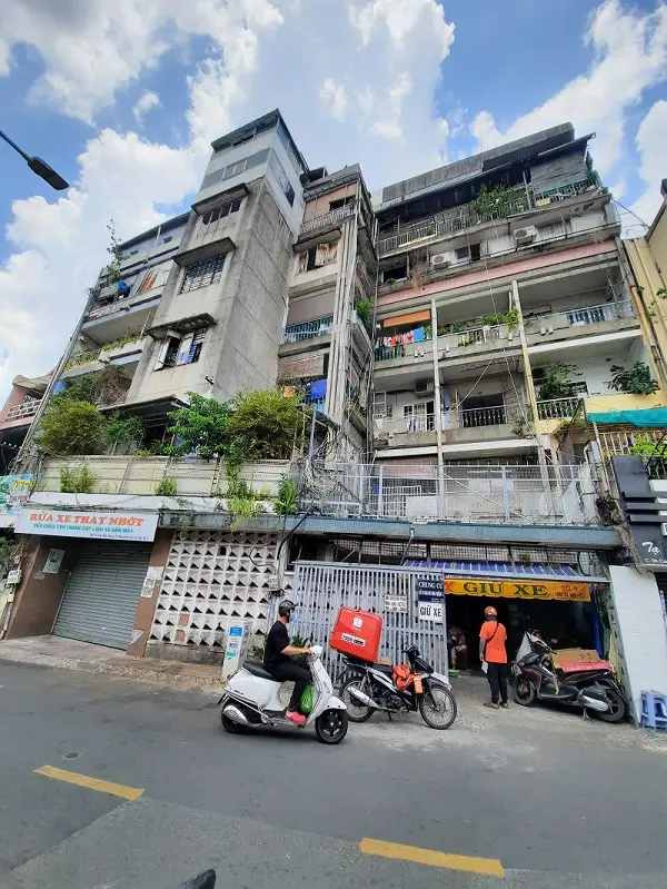  Chung cư cũ số 9 Cao Bá Nhạ, quận 1, TP Hồ Chí Minh.