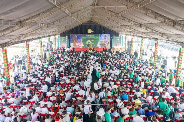 Hơn 2.000 khách hàng tham dự một buổi lễ mở bán dự án mới của Địa ốc Á Châu. Rất nhiều trong số đó đã gắn bó với công ty từ những ngày đầu thành lập đến nay.