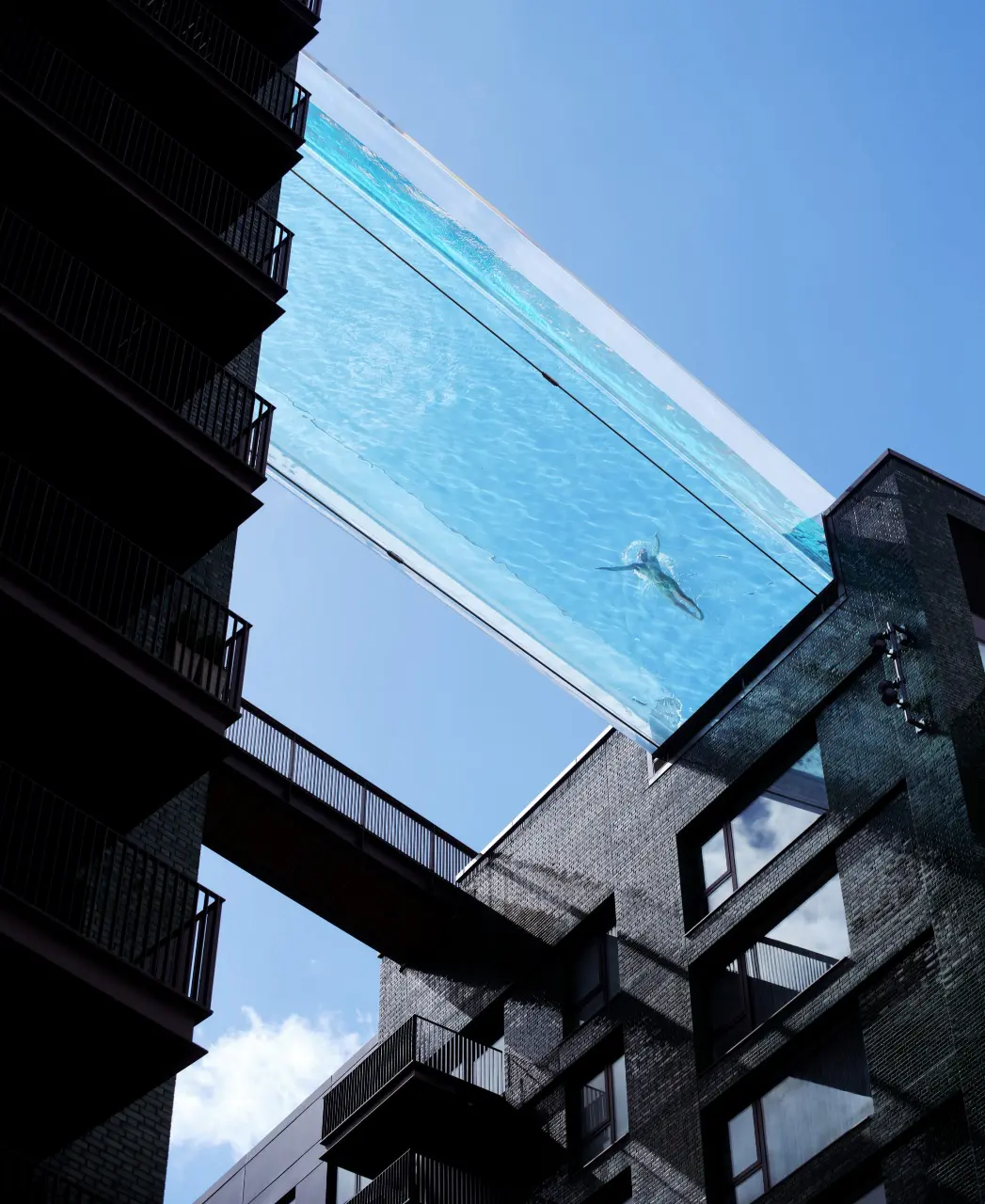 sky-pool-embassy-gardens-ecoworld-ballymore-nine-elms-london-battersea_dezeen_2364_col_3-scaled
