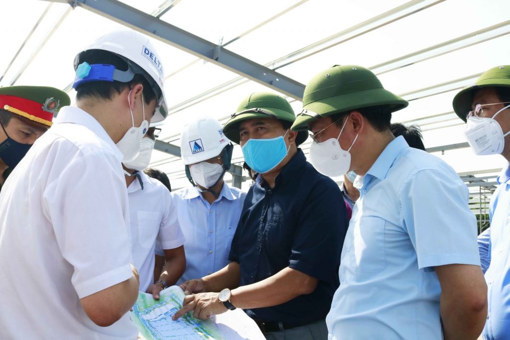 Thứ trưởng Bộ Xây dựng Lê Quang Hùng khảo sát tình hình triển khai các bệnh viện dã chiến tại quận Hoàng Mai, Hà Nội