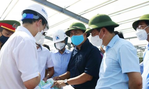 Thứ trưởng Bộ Xây dựng Lê Quang Hùng khảo sát tình hình triển khai các bệnh viện dã chiến tại quận Hoàng Mai, Hà Nội