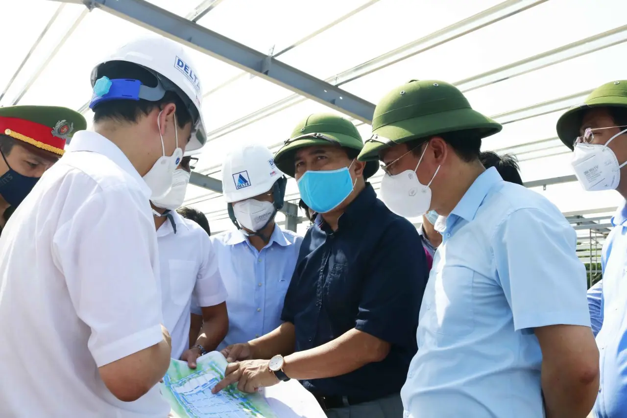 Thứ trưởng Bộ Xây dựng Lê Quang Hùng khảo sát tình hình triển khai các bệnh viện dã chiến tại quận Hoàng Mai, Hà Nội