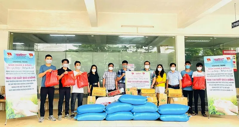 Ban tổ chức “Gian hàng 0 đồng” và “ATM Gạo” Trao 250 suất quà cho sinh viên có hoàn cảnh khó khăn