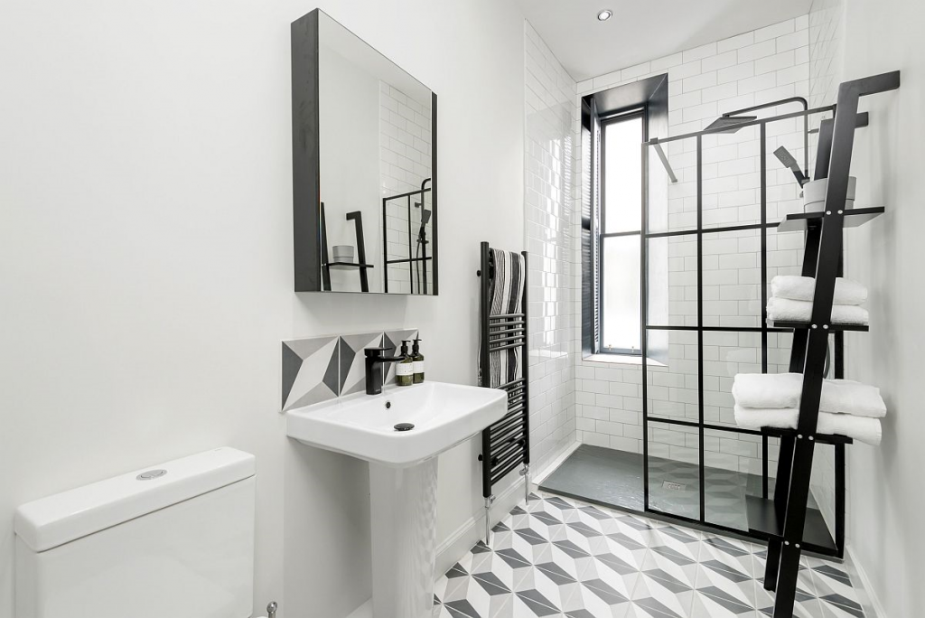 Những gam màu kết hợp hài hòa với phòng tắm màu trắng