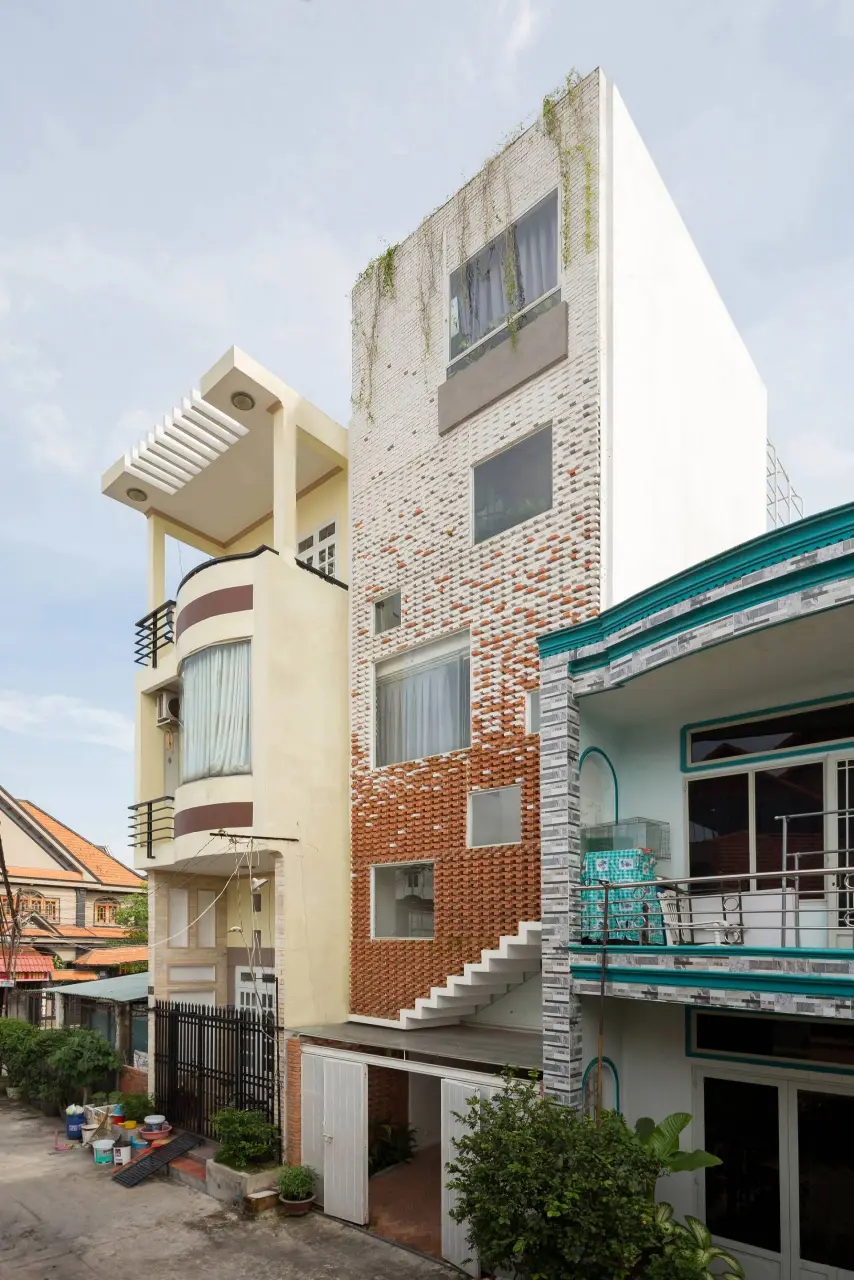 Nhà phố bí bách ảnh hưởng đến sức khỏe người cao tuổi như thế nào? Giải pháp dễ áp dụng và hiệu quả là gì?