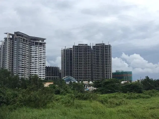 Hàng ‘chất đống’ nhưng giá BĐS vẫn không giảm