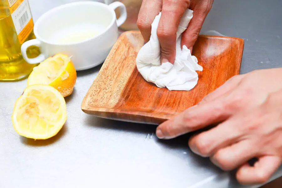 Cách vệ sinh đồ nội thất gỗ sáng bóng không bị xây xước