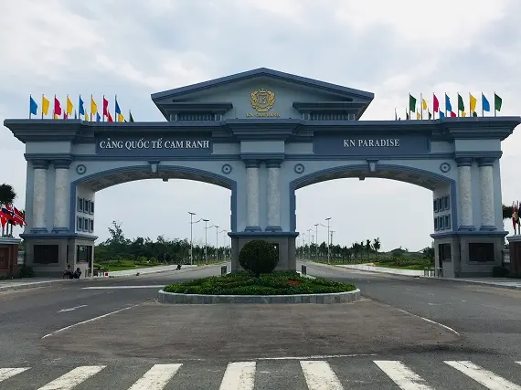 Cổng chào khu dự án nghỉ dưỡng KN Paradise nằm trên đất quốc phòng