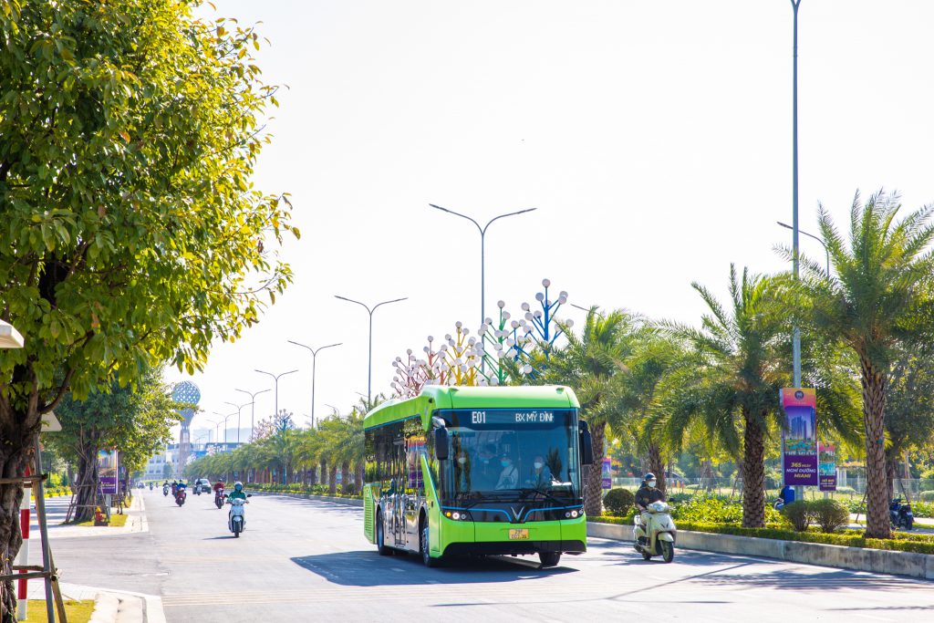 Xe buýt điện Vinbus chính thức tham gia mạng lưới vận tải công cộng Hà Nội