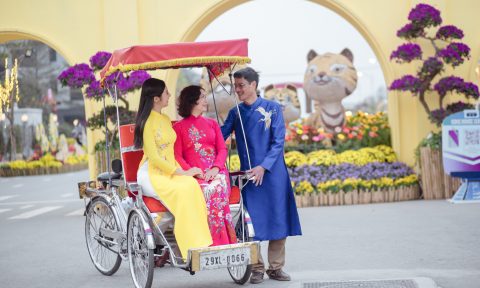 Hoa hậu Ngọc Hân và bố mẹ khoe sắc với áo dài tại đường hoa Home Hanoi Xuan
