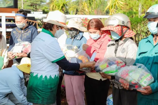 Tặng quà Tết, sẻ chia với các gia đình khó khăn ở xã B’lá trước thềm năm mới Nhâm Dần 2022