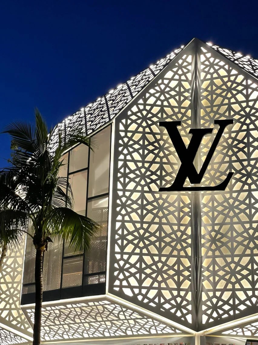 Louis Vuitton kỉ niệm 160 năm hợp tác cùng các nghệ sĩ hàng đầu với bảo  tàng popup tại Beverly Hills  bites  pieces