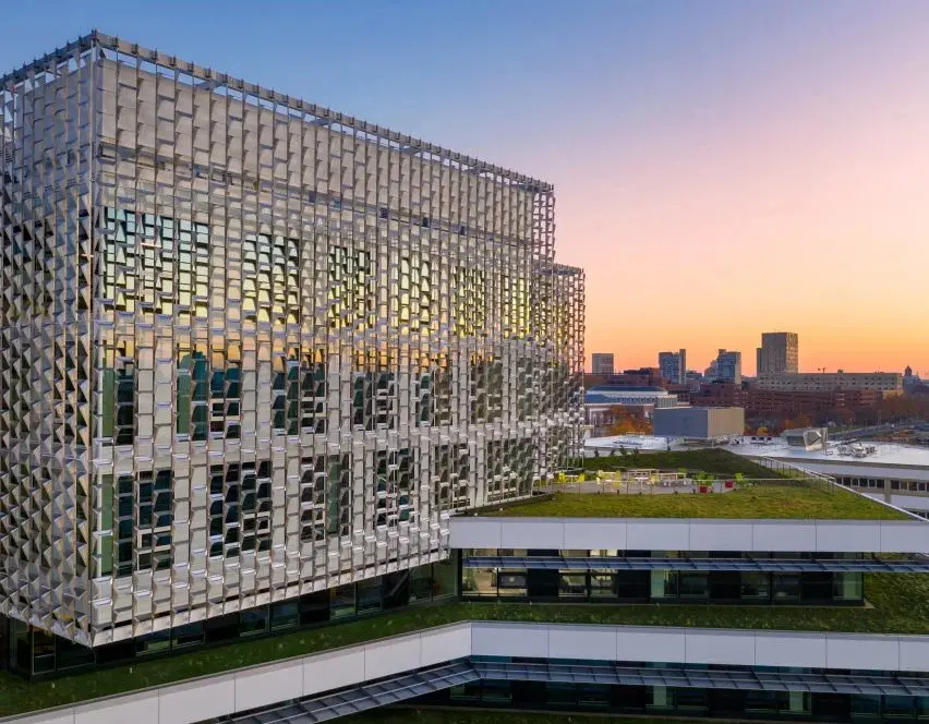Lưới thép tạo hình hydro bao bọc tòa nhà Harvard