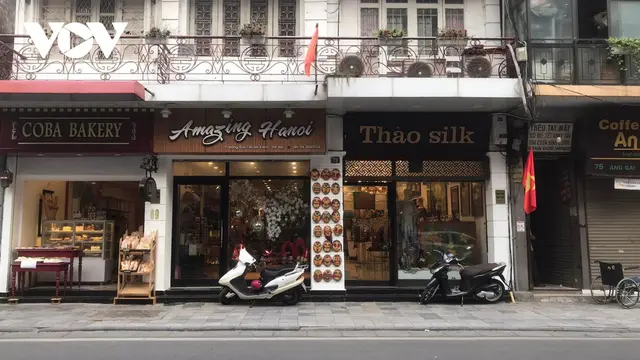 Mặt bằng kinh doanh phố cổ Hà Nội tấp nập trở lại sau 2 năm điêu đứng vì Covid