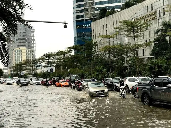 Hà Nội cứ mưa là ngập: Chức năng lưu thoát nước của các hồ điều hòa đang tê liệt?