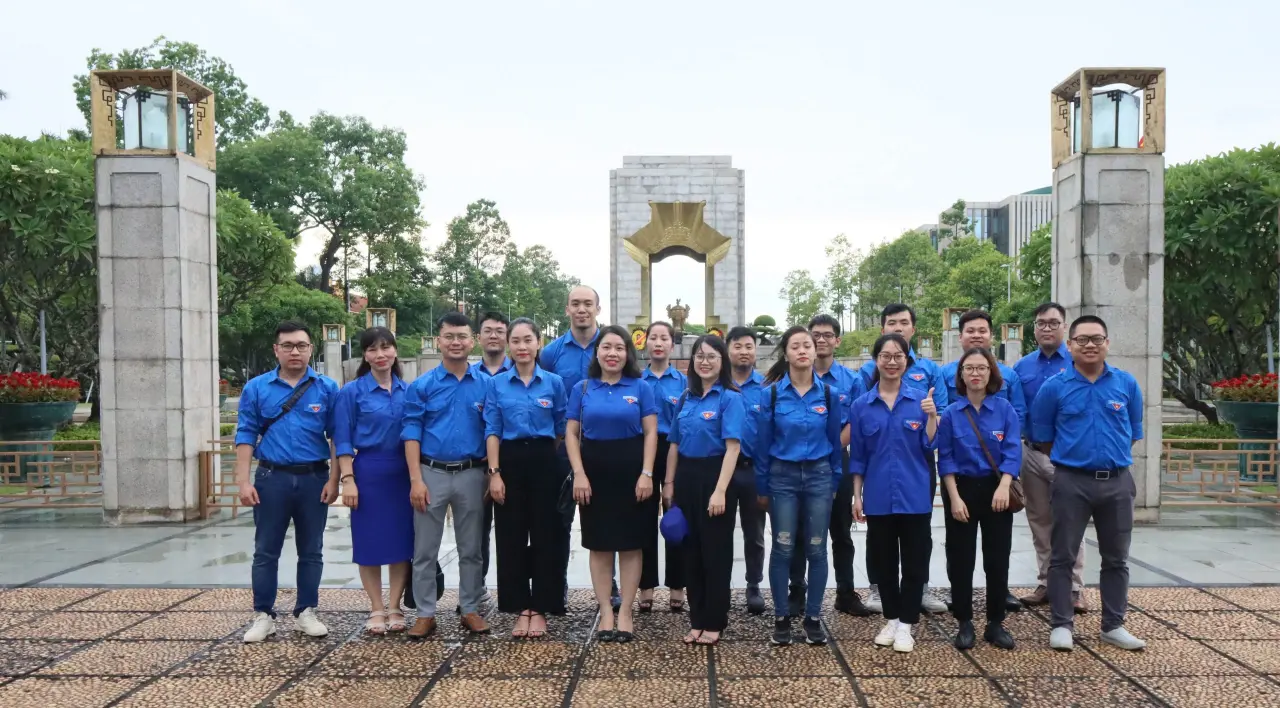 Đoàn Thanh niên Viện Kiến trúc Quốc gia dâng hương các Anh hùng liệt sĩ nhân ngày thương binh liệt sĩ 27/7 tại Đài tưởng niệm