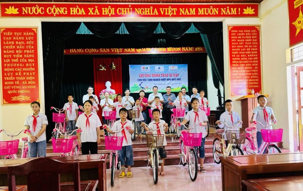 Tập đoàn Đất Xanh đồng hành cùng Quỹ Tấm lòng Việt, “cùng em đến trường” trước thềm năm học mới