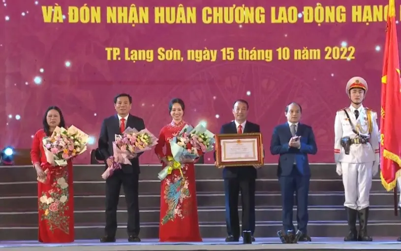 Kỷ niệm 20 năm thành lập, TP Lạng Sơn đón nhận Huân chương Lao động hạng Ba