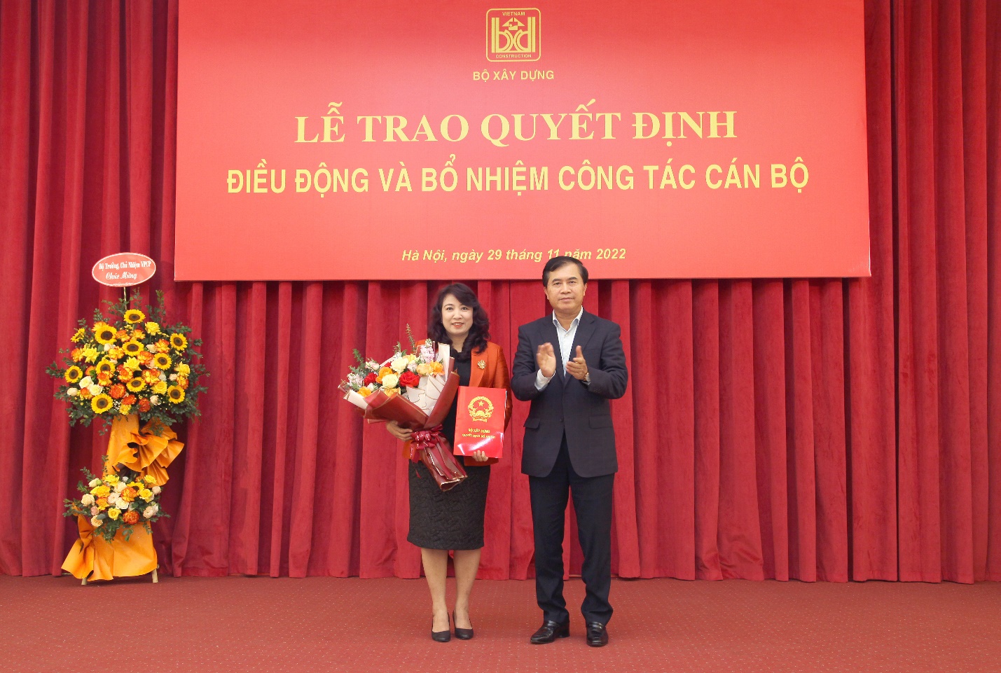 Thừa ủy quyền của Bộ trưởng Bộ Xây dựng, Thứ trưởng Lê Quang Hùng đã trao Quyết định điều động, bổ nhiệm cho bà Mai Thị Liên Hương