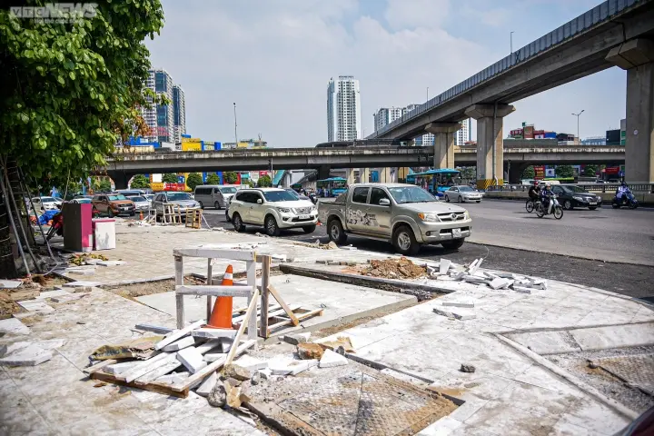 Giám đốc Sở Xây dựng Hà Nội: Đá vỉa hè nứt ‘do mưa xuống bị giãn nở, tự vỡ’