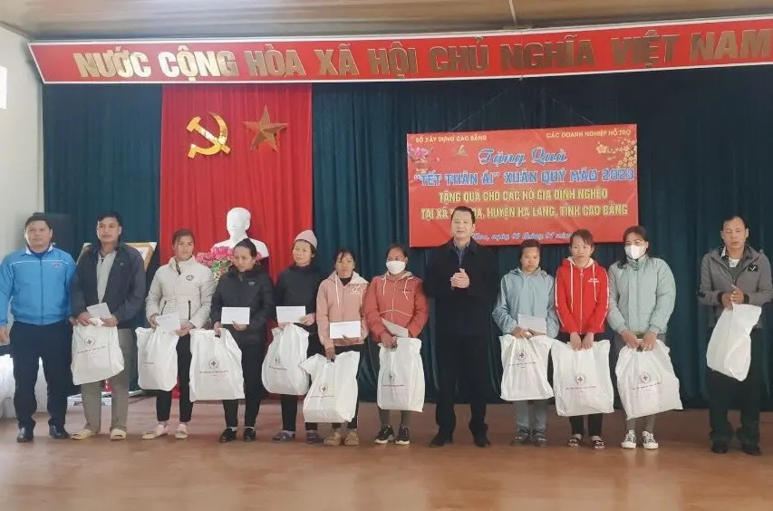 Sở Xây dựng Cao Bằng tặng quà “Tết Nhân ái” Xuân Quý mão 2023