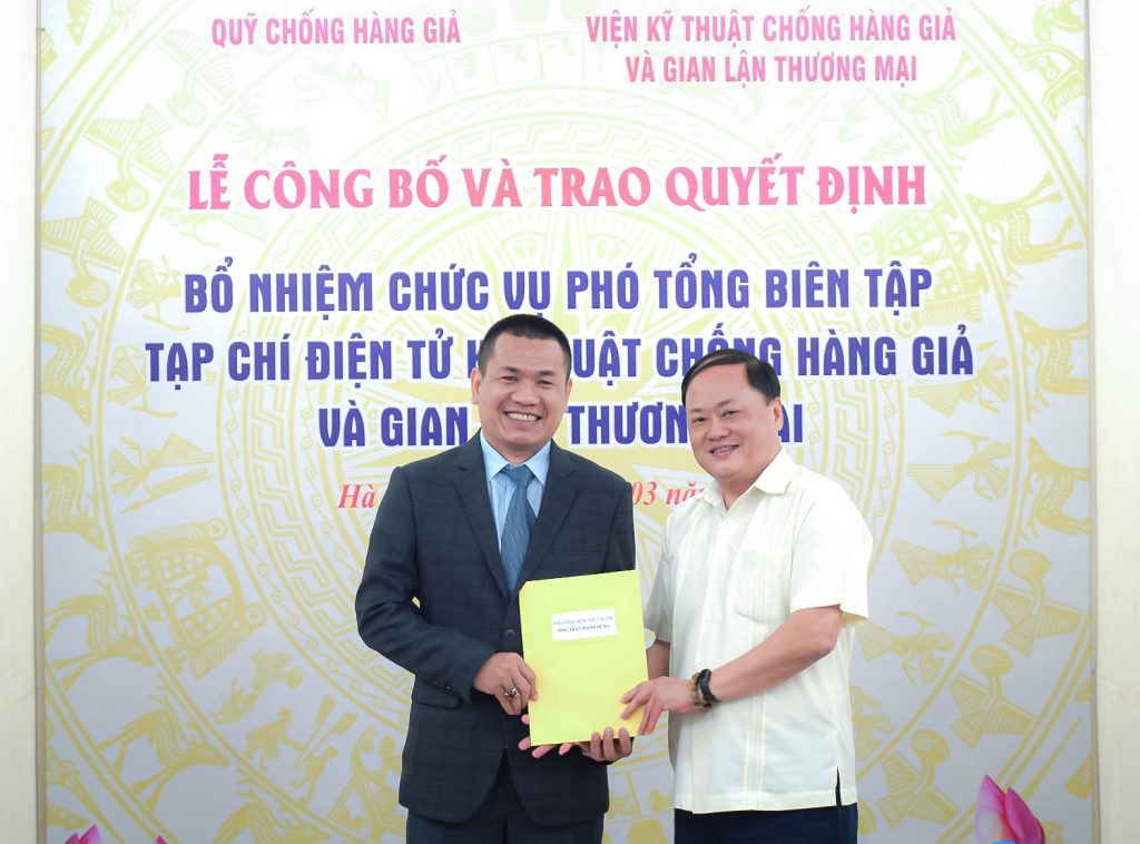 Trao quyết định bổ nhiệm Phó Tổng Biên tập Tạp chí Điện tử Kỹ thuật Chống hàng giả và Gian lận thương mại