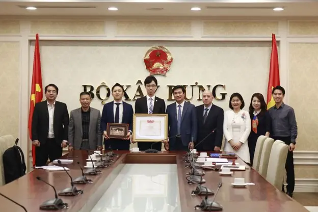 Trao tặng Bằng khen của Bộ trưởng Bộ Xây dựng cho Bí thư thứ hai, Đại sứ quán Nhật Bản tại Việt Nam
