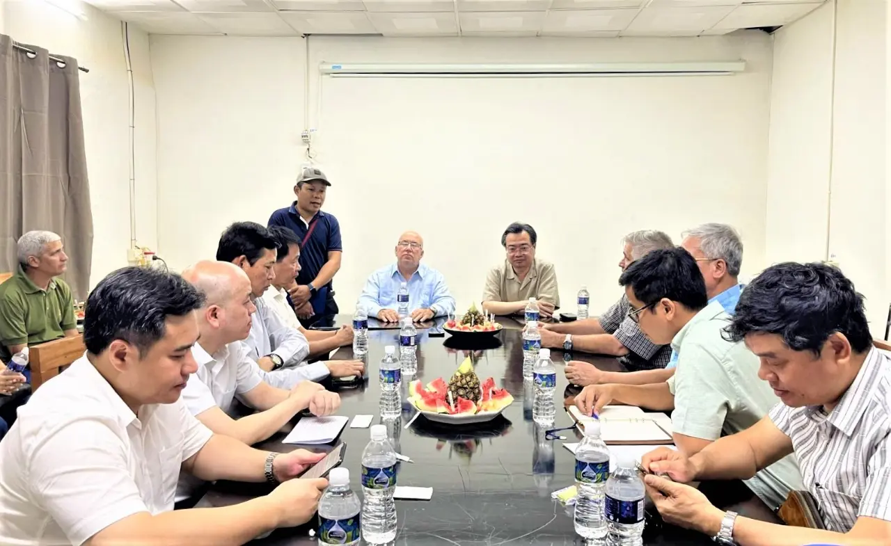 Bộ trưởng Bộ Xây dựng Nguyễn Thanh Nghị thăm nhà máy liên doanh Việt Nam – Cuba