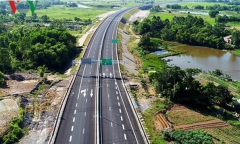 Thủ tướng yêu cầu đáp ứng đủ vật liệu cho dự án đường cao tốc Bắc – Nam