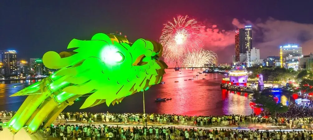 Ngắm sân khấu Lễ hội pháo hoa quốc tế Đà Nẵng 2023 đẹp lung linh bên sông Hàn