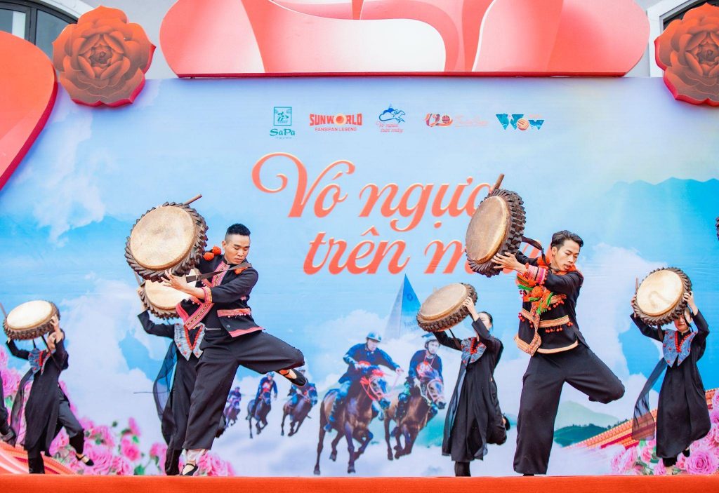 Hàng nghìn du khách tới Fansipan xem “kỵ mã” tung vó trong mưa