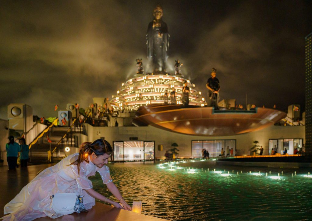 2.000 ngọn đăng thắp sáng trên Núi Bà Đen, Tây Ninh mừng ngày đại lễ Phật đản