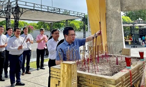 Bộ trưởng Nguyễn Thanh Nghị cùng Đoàn công tác dâng hương tri ân các anh hùng liệt sỹ