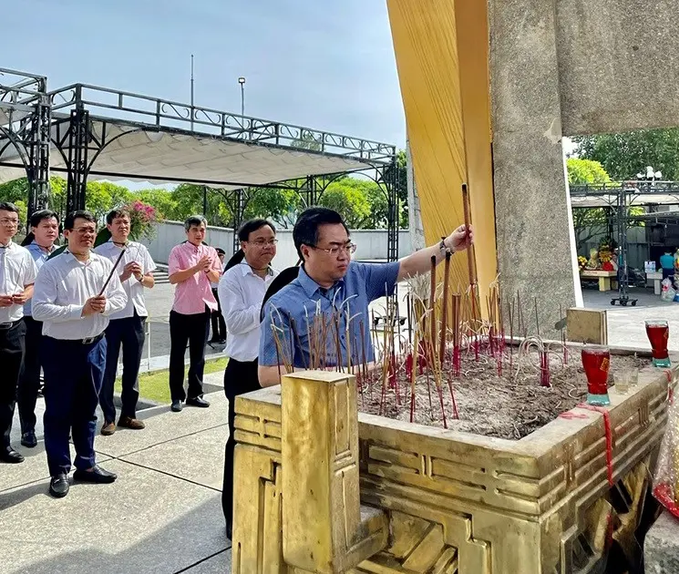 Bộ trưởng Nguyễn Thanh Nghị cùng Đoàn công tác dâng hương tri ân các anh hùng liệt sỹ