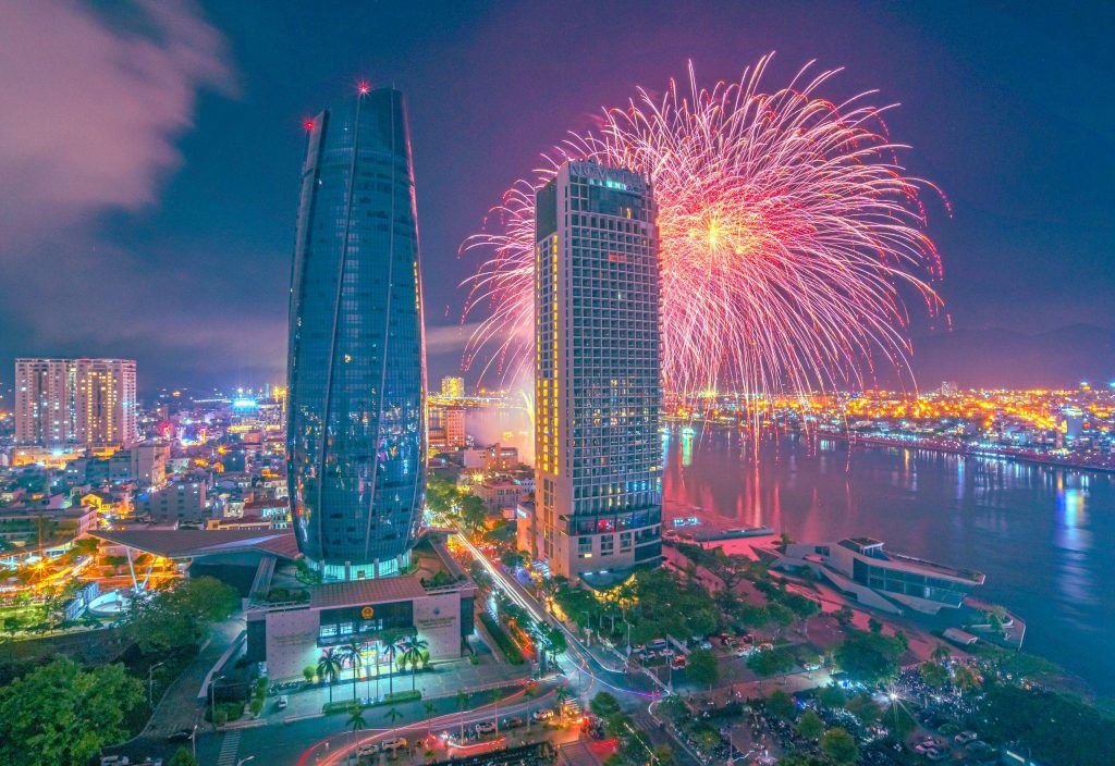 Vé pháo hoa chợ đen tăng gấp 2-3 lần đêm chung kết, điều gì làm nên sức nóng của DIFF 2023?