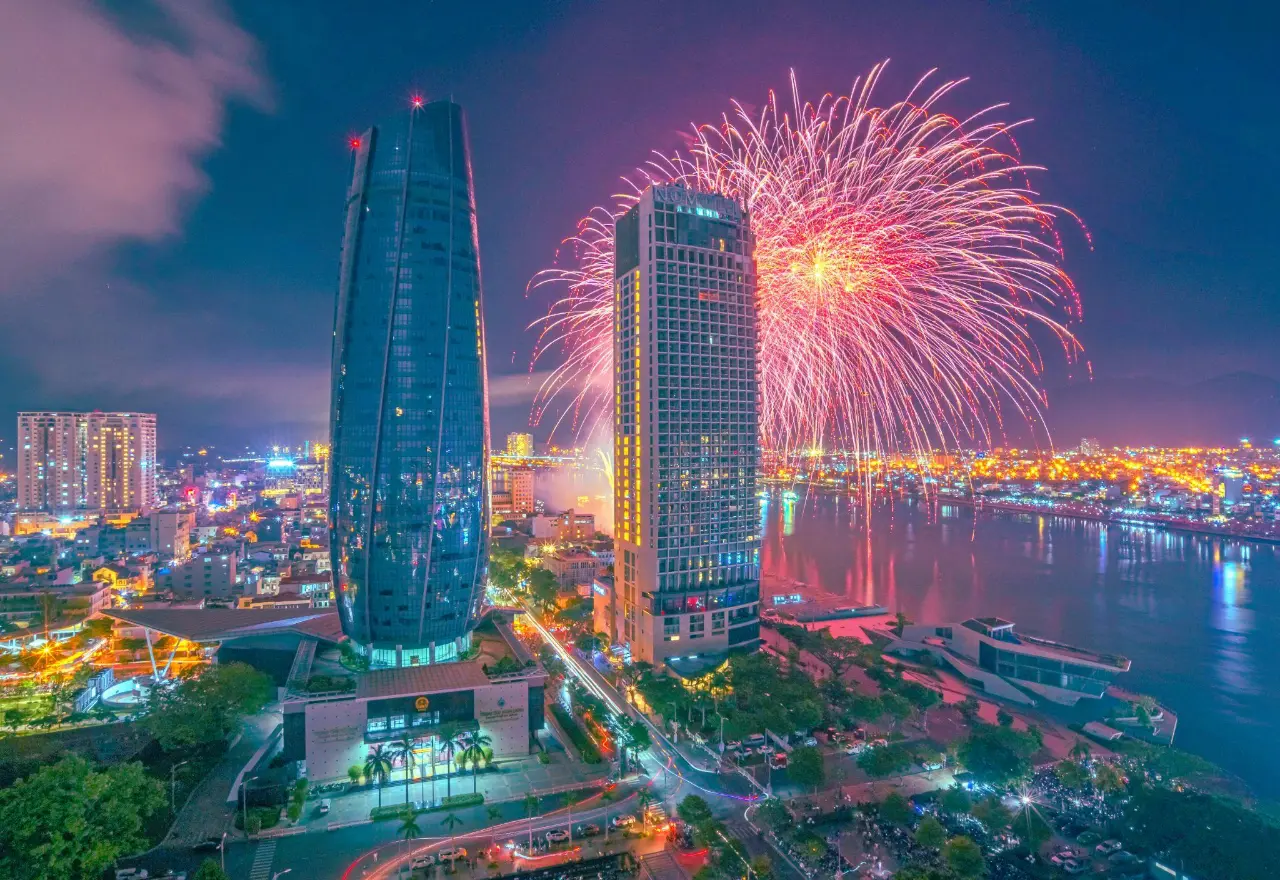 Vé pháo hoa chợ đen tăng gấp 2-3 lần đêm chung kết, điều gì làm nên sức nóng của DIFF 2023?