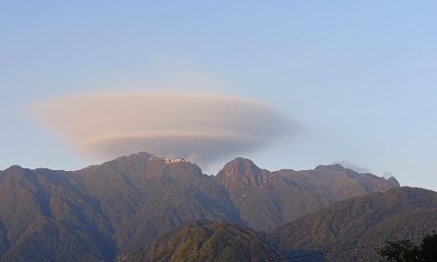 Đám mây ảo diệu xuất hiện trên đỉnh thiêng Fansipan