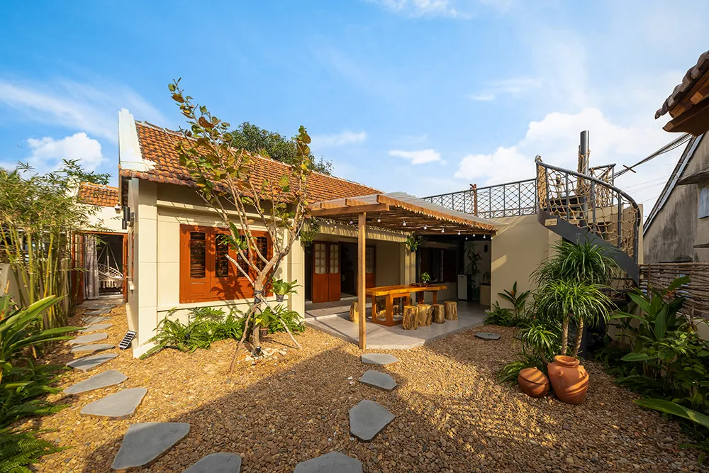“Vịt hóa thiên nga” – Biến ngôi nhà cũ kỹ thành homestay tuyệt đẹp tại Phú Yên