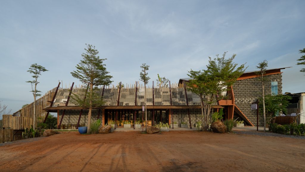 Chuồn Chuồn và những ký ức nâu đỏ / Countryhouse.Architecture