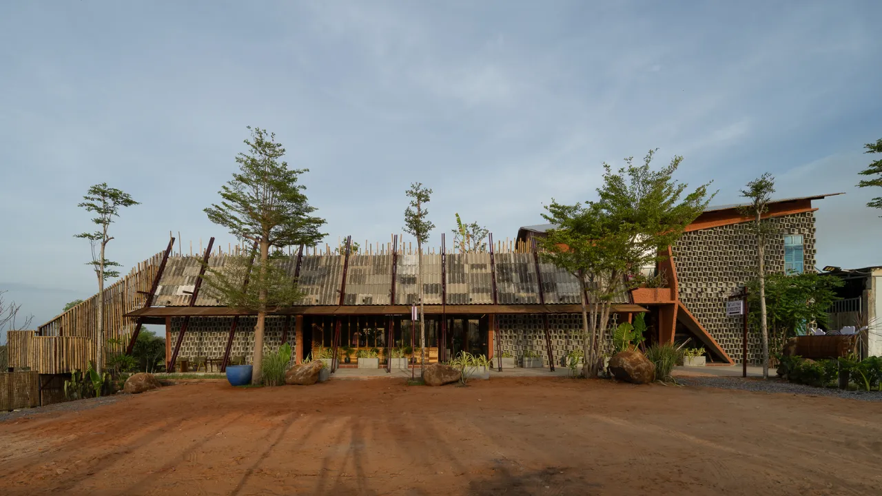 Chuồn Chuồn và những ký ức nâu đỏ / Countryhouse.Architecture