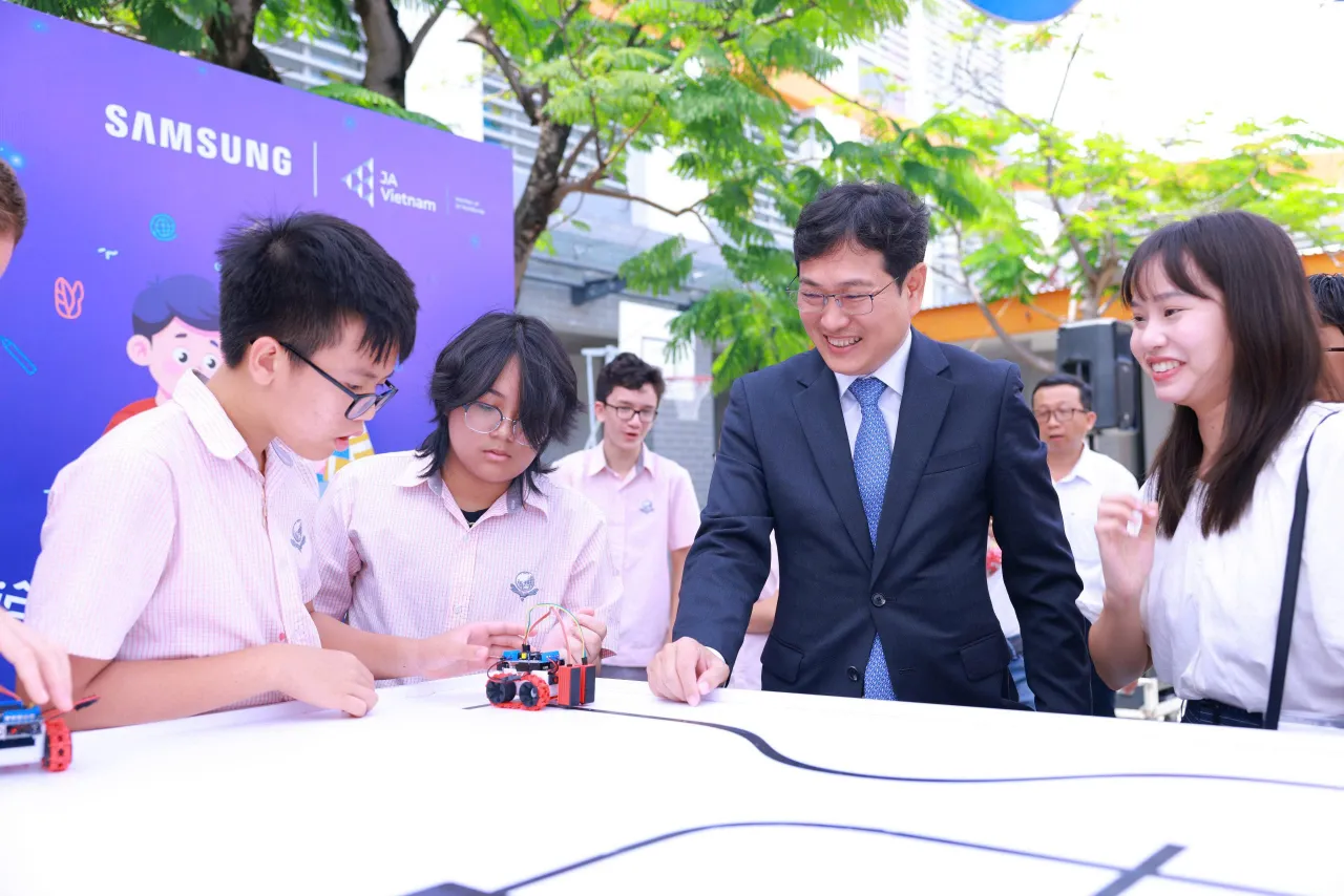 Samsung Việt Nam hoàn thành chuỗi Roadshow Solve for Tomorrow 2025 ở cả 3 miền Bắc – Trung – Nam