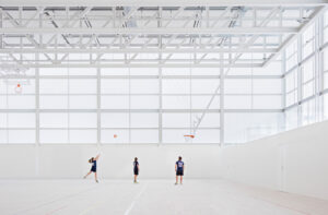 Từ vỏ gỗ đến tấm polycarbonate: Vật liệu định hình không gian thể thao linh hoạt