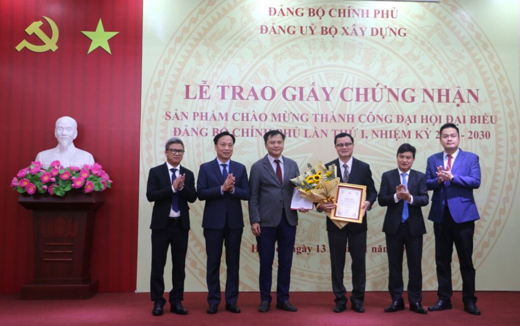Trao Quyết định và Giấy chứng nhận sản phẩm ngành Xây dựng chào mừng Đại hội đại biểu Đảng bộ Chính phủ lần thứ I