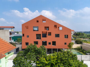 100 Windows House