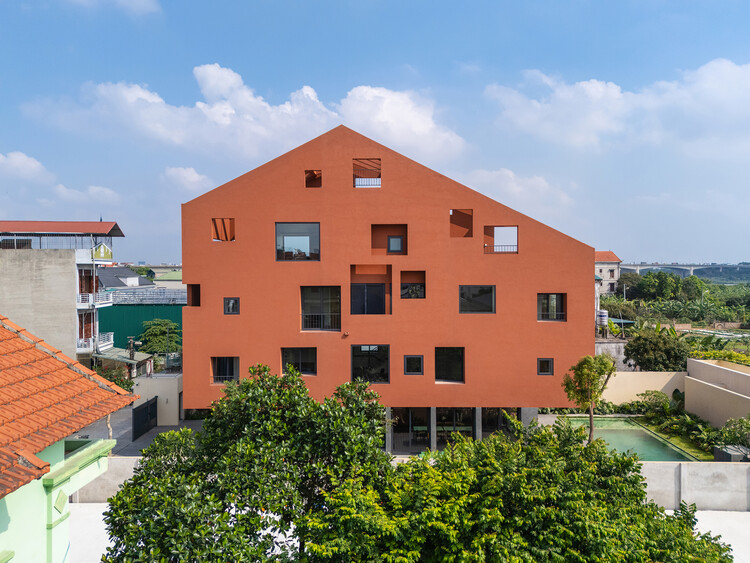 100 Windows House